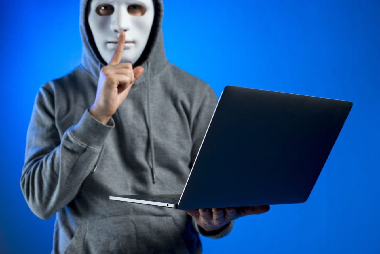 portrait-hacker-with-mask
